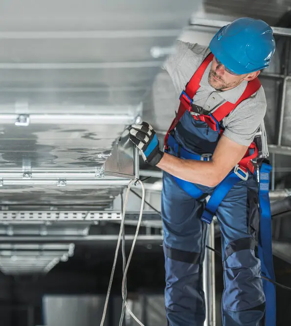 Technicien effectuant une installation HVAC écoénergétique à Bruxelles